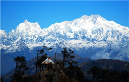 कञ्चनजङ्घाको आधार शिविरमा पुग्ने पदमार्ग निर्माण गरिंदै 