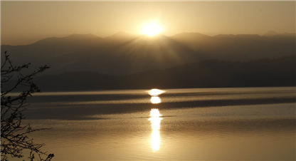   सुर्योदयमा राराको सुन्दरता 